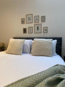 Postelja oz. postelje v sobi nastanitve Hounds Gate Luxury Apartments by 1508 Stays