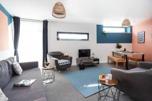- un salon avec un canapé et une table dans l'établissement Bridge Square Apartments, à Lancaster