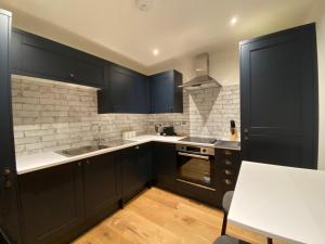 Kuchyň nebo kuchyňský kout v ubytování Hounds Gate Luxury Apartments by 1508 Stays