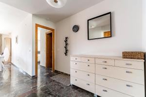 Telewizja i/lub zestaw kina domowego w obiekcie 69-Penthouse Apartment with Views in Torreblanca, Fuengirola