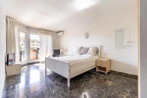 biała sypialnia z łóżkiem i telewizorem w obiekcie 69-Penthouse Apartment with Views in Torreblanca, Fuengirola w mieście Fuengirola