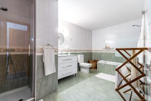 łazienka z prysznicem, toaletą i umywalką w obiekcie 69-Penthouse Apartment with Views in Torreblanca, Fuengirola w mieście Fuengirola
