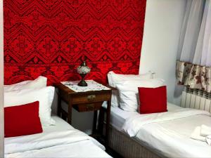 A bed or beds in a room at Casa Ardeleana