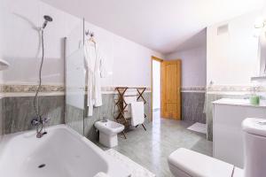 Łazienka w obiekcie 69-Penthouse Apartment with Views in Torreblanca, Fuengirola
