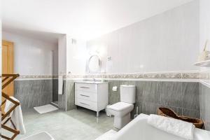Łazienka w obiekcie 69-Penthouse Apartment with Views in Torreblanca, Fuengirola