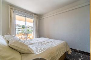 Łóżko lub łóżka w pokoju w obiekcie 69-Penthouse Apartment with Views in Torreblanca, Fuengirola