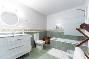 Łazienka w obiekcie 69-Penthouse Apartment with Views in Torreblanca, Fuengirola