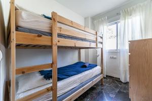 sypialnia z dwoma łóżkami piętrowymi i oknem w obiekcie 69-Penthouse Apartment with Views in Torreblanca, Fuengirola w mieście Fuengirola