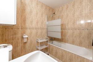 łazienka z wanną, toaletą i umywalką w obiekcie 69-Penthouse Apartment with Views in Torreblanca, Fuengirola w mieście Fuengirola +37 zdjęć