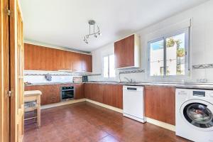 Kuchnia lub aneks kuchenny w obiekcie 69-Penthouse Apartment with Views in Torreblanca, Fuengirola