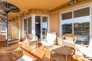 Część wypoczynkowa w obiekcie 69-Penthouse Apartment with Views in Torreblanca, Fuengirola