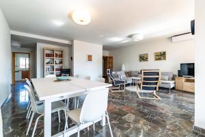 Telewizja i/lub zestaw kina domowego w obiekcie 69-Penthouse Apartment with Views in Torreblanca, Fuengirola