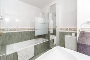 Łazienka w obiekcie 69-Penthouse Apartment with Views in Torreblanca, Fuengirola