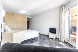 Telewizja i/lub zestaw kina domowego w obiekcie 69-Penthouse Apartment with Views in Torreblanca, Fuengirola
