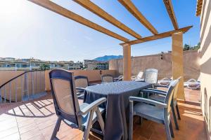 taras ze stołem i krzesłami na balkonie w obiekcie 69-Penthouse Apartment with Views in Torreblanca, Fuengirola w mieście Fuengirola