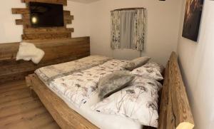 een bed in een slaapkamer met een houten frame bij Gaisbergblick in Molln