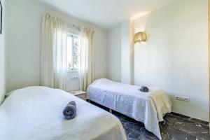Łóżko lub łóżka w pokoju w obiekcie 69-Penthouse Apartment with Views in Torreblanca, Fuengirola