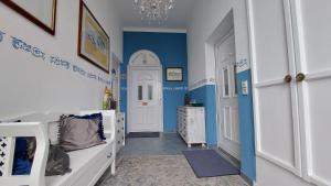 een slaapkamer met blauwe muren en een witte deur bij Leipzig Ferienwohnung in ruhiger Lage in Leipzig