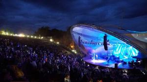 a crowd of people watching a concert at night at POKOJE GOŚCINNE MAJKA Apartament Stare jest Piękne in Mrągowo