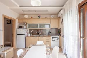 Kuchyň nebo kuchyňský kout v ubytování Sea side home Valentina
