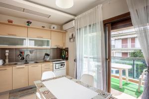 Kuchyň nebo kuchyňský kout v ubytování Sea side home Valentina