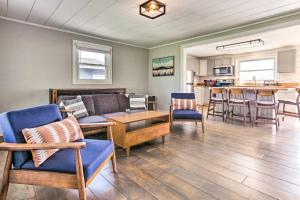 ein Wohnzimmer mit einem Sofa, Stühlen und einem Tisch in der Unterkunft Amenity-Packed Nebo Oasis with Deck and Mtn Views in Nebo