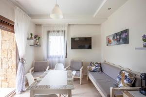 TV a/nebo společenská místnost v ubytování Sea side home Valentina