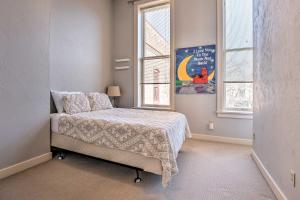 Ένα ή περισσότερα κρεβάτια σε δωμάτιο στο Charming Dtwn Holland Escape Above Crust 54!