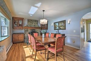 Galeri foto Decked-Out Home Hot Tub, Pool, Fire Pit and More! di Monroe