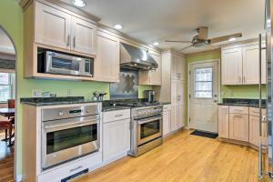 Galeri foto Decked-Out Home Hot Tub, Pool, Fire Pit and More! di Monroe