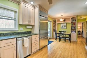 Galeri foto Decked-Out Home Hot Tub, Pool, Fire Pit and More! di Monroe