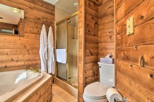 Galeri foto Decked-Out Home Hot Tub, Pool, Fire Pit and More! di Monroe