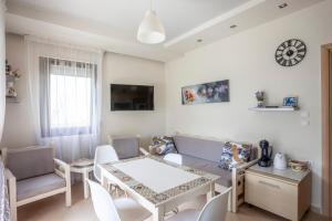 TV a/nebo společenská místnost v ubytování Sea side home Valentina