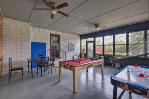 Stolní tenis v ubytování Marietta Family House with Game Room and Yard! nebo okolí
