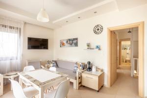 TV a/nebo společenská místnost v ubytování Sea side home Valentina