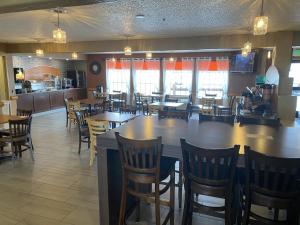 a restaurant with tables and chairs and a bar at South Platte Cabins & Kennels in Ogallala
