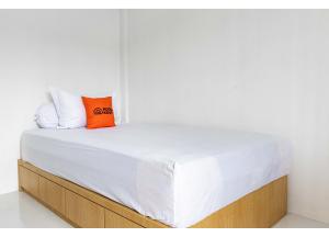 A bed or beds in a room at KoolKost Syariah near Jambi Prima Mall 2 (Minimum Stay 6 Nights)