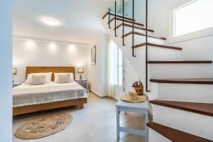 Un pat sau paturi într-o cameră la Kyklamino Home