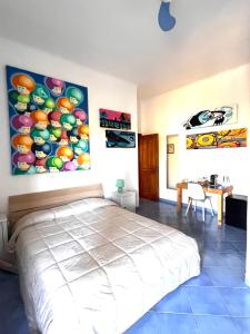 1 dormitorio con 1 cama y una pintura en la pared en B&B Villa Regine en Isquia