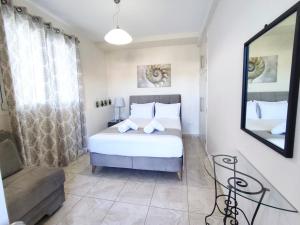 Postel nebo postele na pokoji v ubytování Lovely Rooms Finikounda