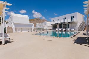 ペリヴォロスにあるILIADA-ODYSSEAS RESORTのホテルとプールの景色を望めます。