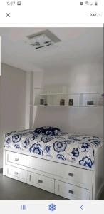una camera con letto a motivi blu e bianchi di Las Terrazas II a Granadilla de Abona