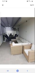 una stanza con divani, sedie e tavolo di Las Terrazas II a Granadilla de Abona