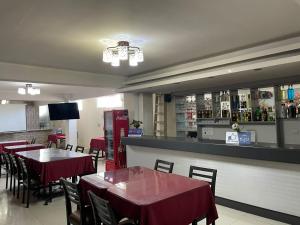 un restaurante con mesas y sillas y un bar en Hotel Plaza Barranca, en Barranca