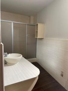 baño con lavabo blanco en la encimera en Hotel Plaza Barranca, en Barranca
