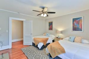 um quarto com 2 camas e uma ventoinha de tecto em 1266 Monroe Dr 2 em Atlanta