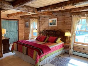 Un pat sau paturi într-o cameră la Lodge Solange