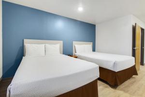 En eller flere senger på et rom på WoodSpring Suites Houston Westchase