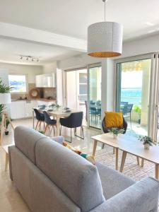 ein Wohnzimmer mit einem Sofa und einem Tisch in der Unterkunft Magnificent 82m With Terrace And In Front Of Sea in La Seyne-sur-Mer