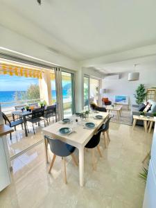 ein Esszimmer mit einem Tisch, Stühlen und Meerblick in der Unterkunft Magnificent 82m With Terrace And In Front Of Sea in La Seyne-sur-Mer